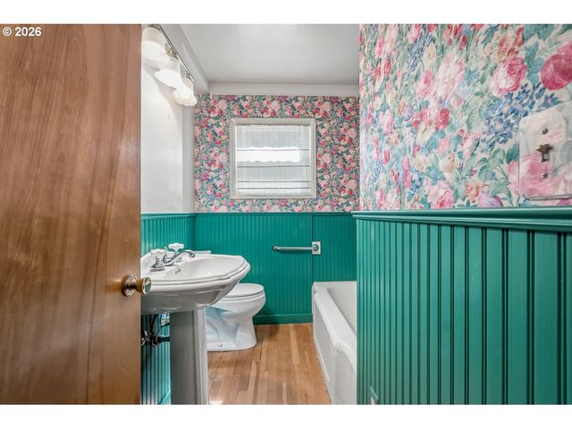 6434 Sw BRUGGER St, Portland, OR 97219