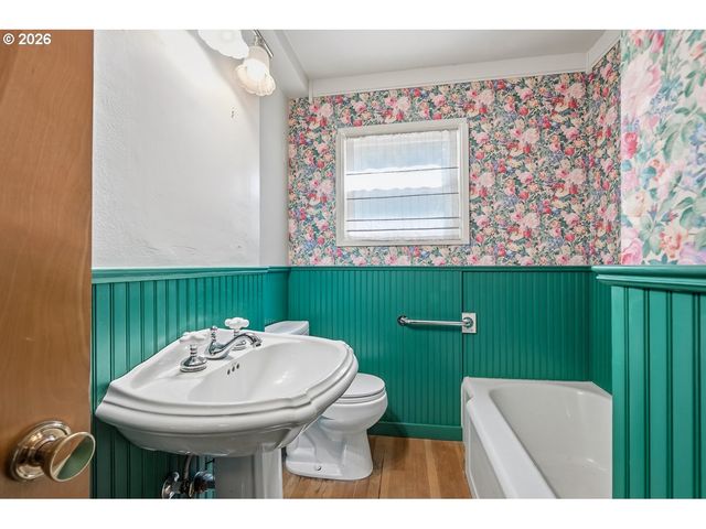 6434 Sw BRUGGER St, Portland, OR 97219