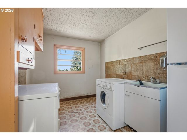 6434 Sw BRUGGER St, Portland, OR 97219