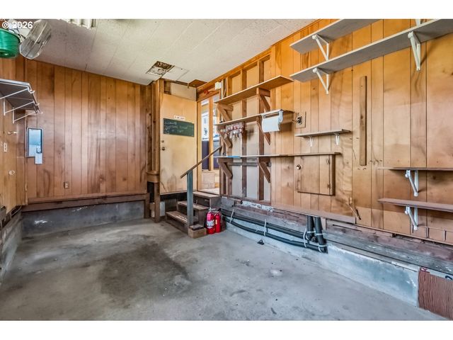 6434 Sw BRUGGER St, Portland, OR 97219