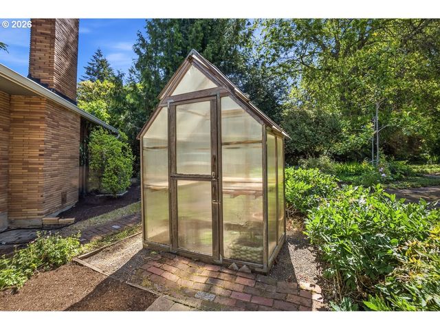 6434 Sw BRUGGER St, Portland, OR 97219