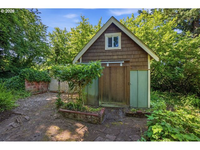 6434 Sw BRUGGER St, Portland, OR 97219