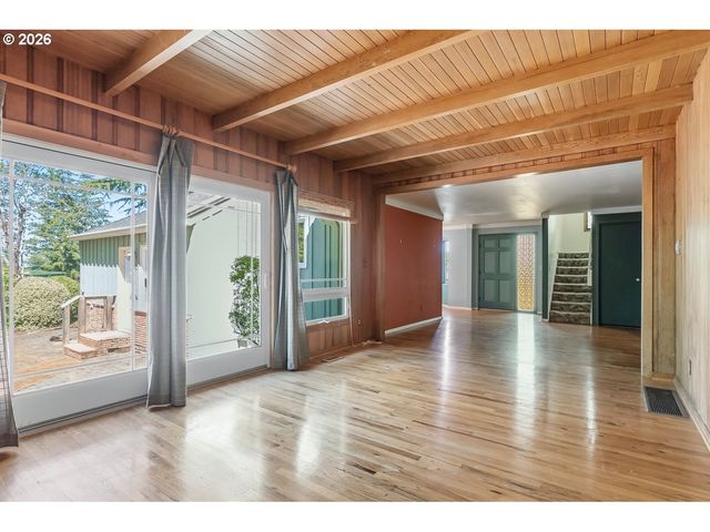 6434 Sw BRUGGER St, Portland, OR 97219