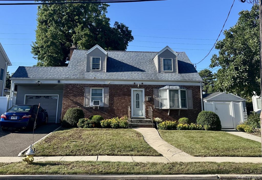 15 Lexington Avenue, Westbury, NY 11590 — exterior