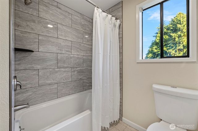 710 E Bay Front Lane, Oak Harbor, WA 98277