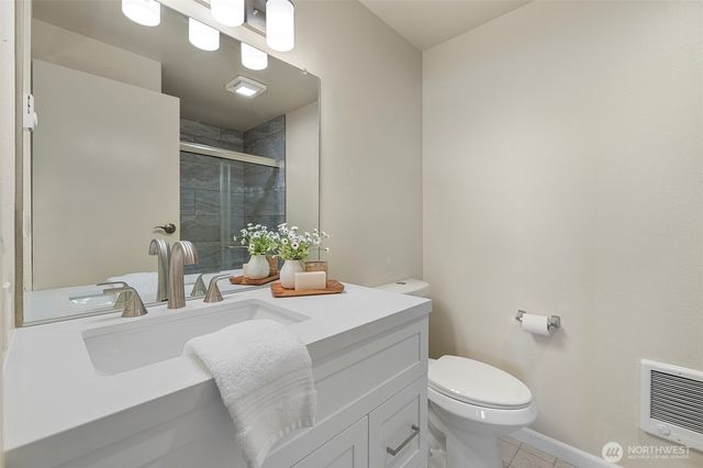 710 E Bay Front Lane, Oak Harbor, WA 98277