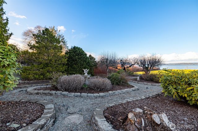 710 E Bay Front Lane, Oak Harbor, WA 98277