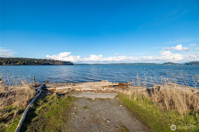 710 E Bay Front Lane, Oak Harbor, WA 98277