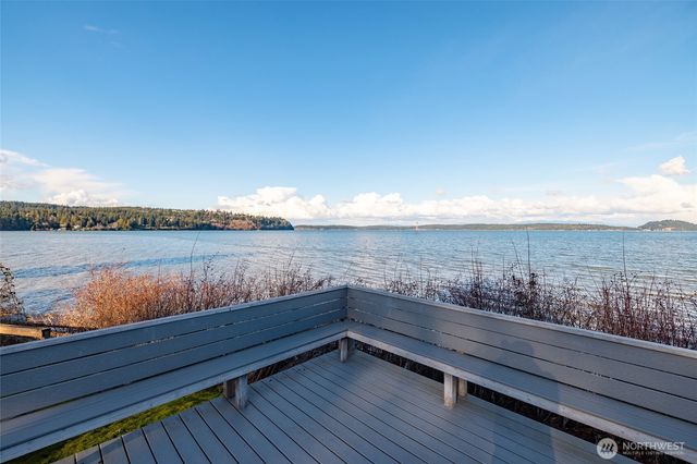 710 E Bay Front Lane, Oak Harbor, WA 98277