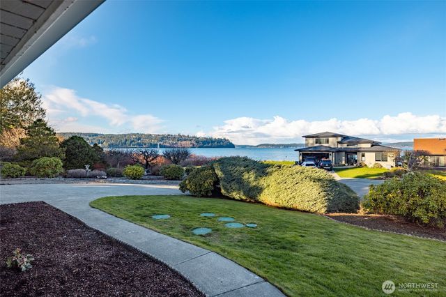 710 E Bay Front Lane, Oak Harbor, WA 98277