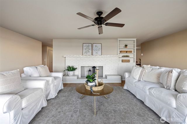 710 E Bay Front Lane, Oak Harbor, WA 98277