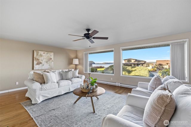 710 E Bay Front Lane, Oak Harbor, WA 98277