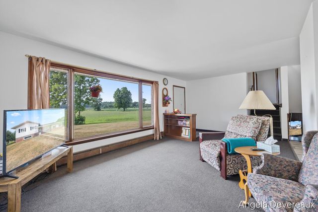 2637 17 Mile Road, Kent City, MI 49330