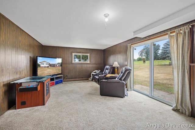 2637 17 Mile Road, Kent City, MI 49330