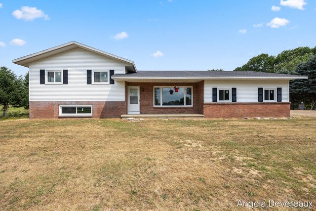 2637 17 Mile Road, Kent City, MI 49330