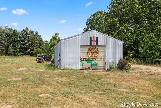 2637 17 Mile Road, Kent City, MI 49330