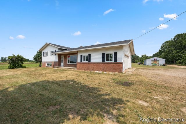 2637 17 Mile Road, Kent City, MI 49330