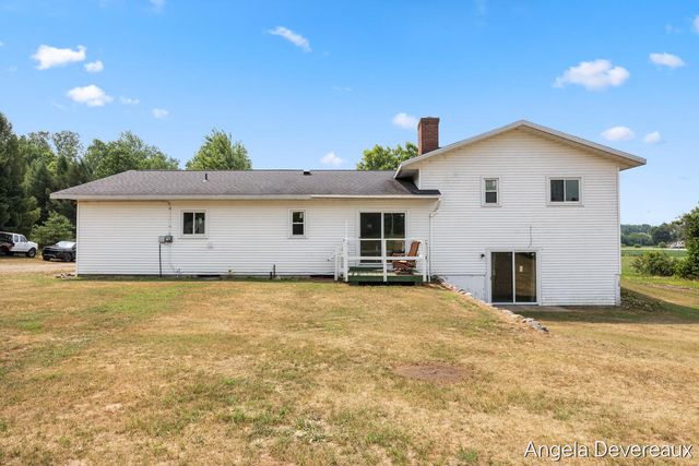 2637 17 Mile Road, Kent City, MI 49330