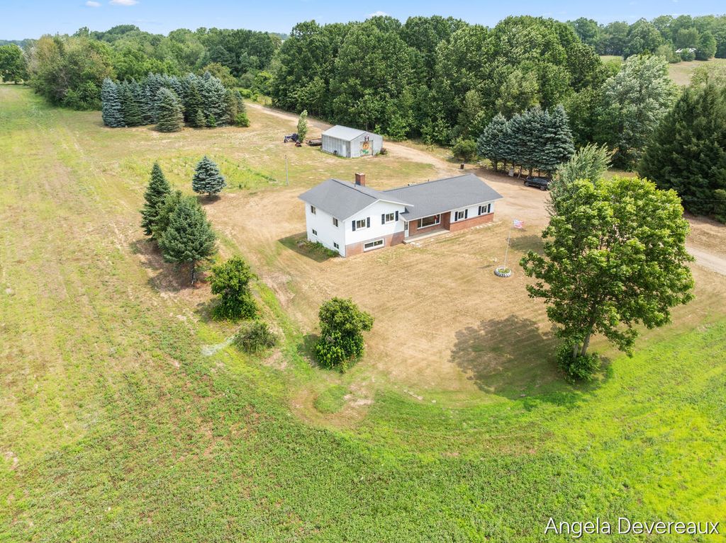 2637 17 Mile Road, Kent City, MI 49330
