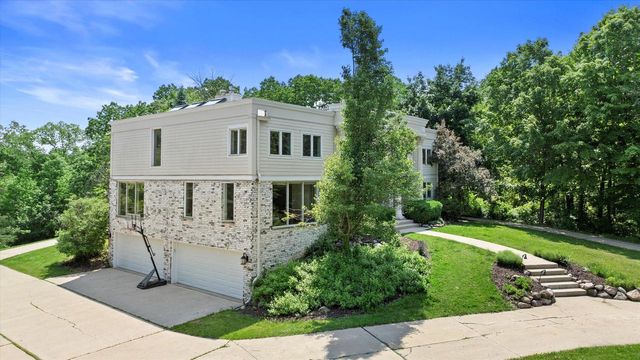 W222N8208 Plainview PARKWAY, Lisbon, WI 53089