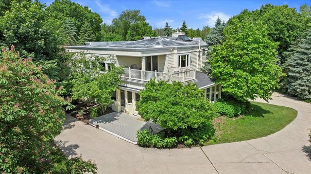 W222N8208 Plainview PARKWAY, Lisbon, WI 53089