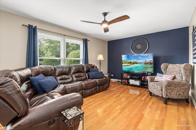 1875 Hawk Lane, Elk Grove Village, IL 60007