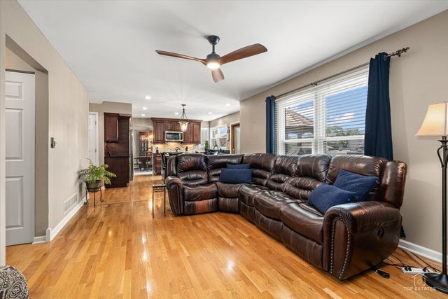 1875 Hawk Lane, Elk Grove Village, IL 60007