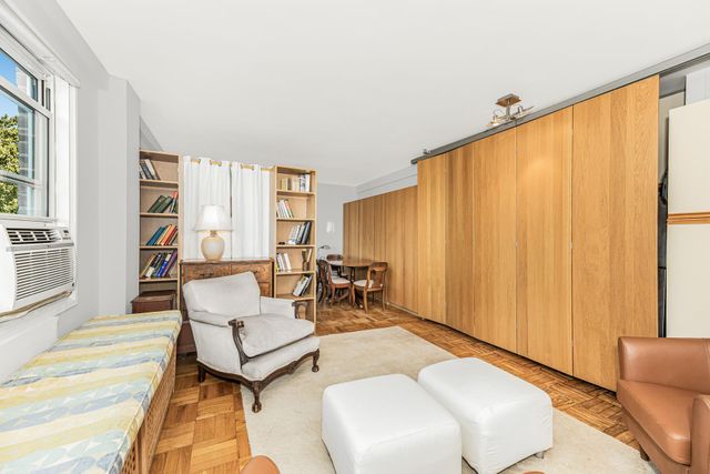 3935 BLACKSTONE Avenue # 4K, New York City, NY 10471