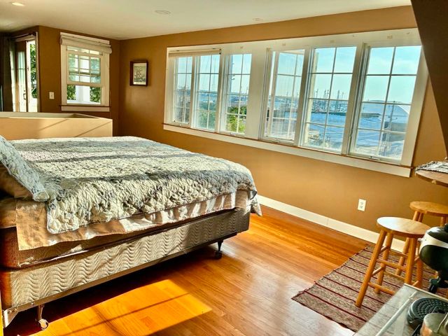 16 Middle St, Fairhaven, MA 02719