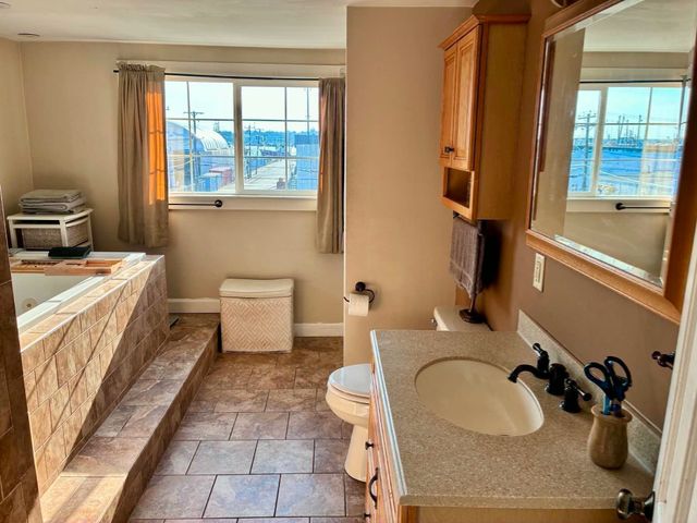 16 Middle St, Fairhaven, MA 02719