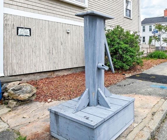 16 Middle St, Fairhaven, MA 02719