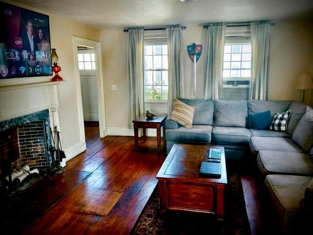 16 Middle St, Fairhaven, MA 02719