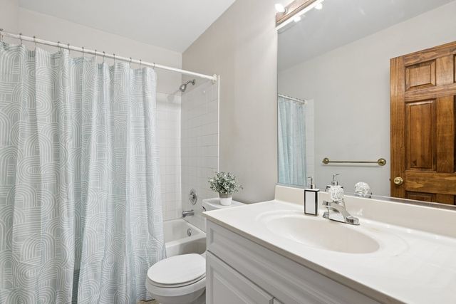 1426 Trailwood Drive, Crystal Lake, IL 60014