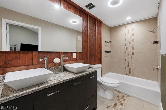 18 Coolidge Trail, Hopatcong Boro, NJ 07843