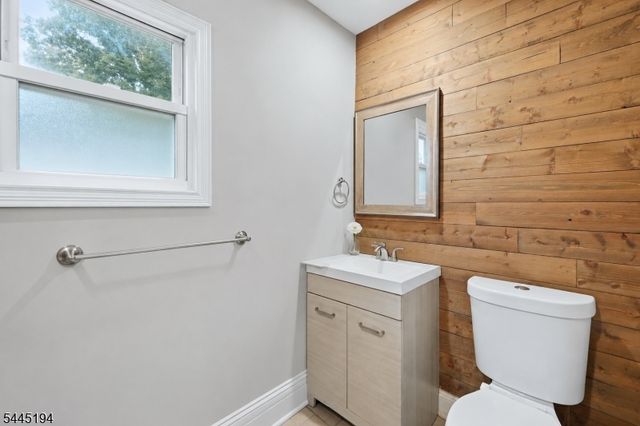 18 Coolidge Trail, Hopatcong Boro, NJ 07843