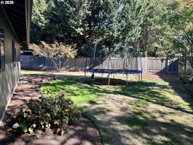 2233 IRONWOOD St, Eugene, OR 97401