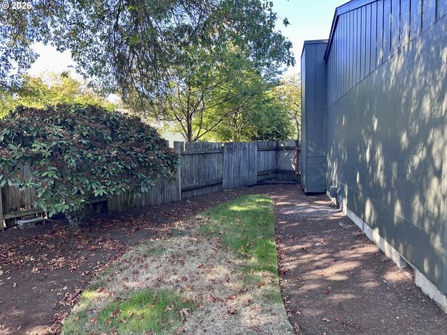 2233 IRONWOOD St, Eugene, OR 97401