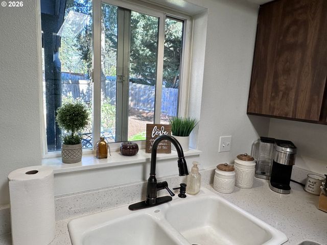 2233 IRONWOOD St, Eugene, OR 97401