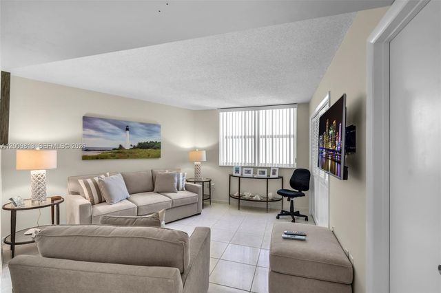 600 Grapetree Dr 4DS, Key Biscayne, FL 33149