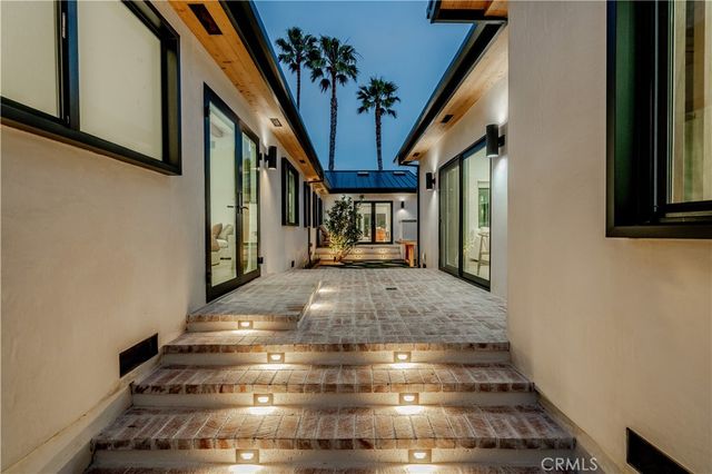 8417 Holy Cross Place, Los Angeles, CA 90045