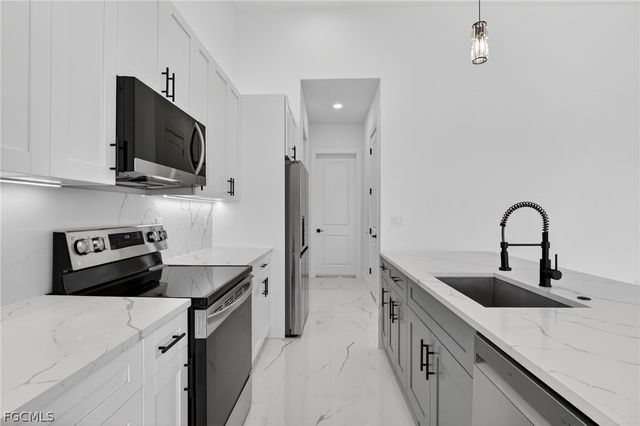 2515 NE 5th PL, Cape Coral, FL 33909