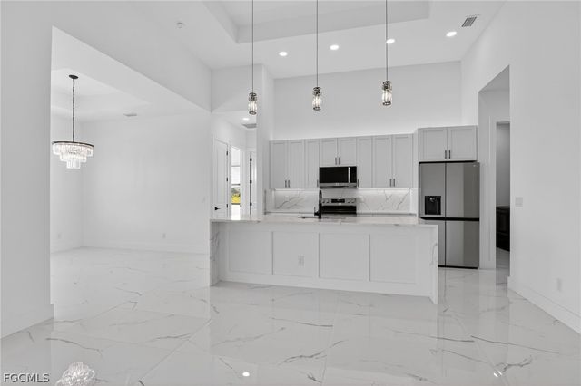 2515 NE 5th PL, Cape Coral, FL 33909