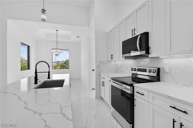 2515 NE 5th PL, Cape Coral, FL 33909