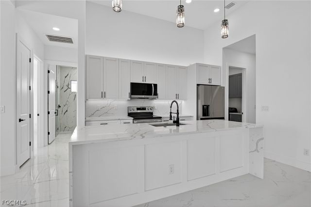 2515 NE 5th PL, Cape Coral, FL 33909