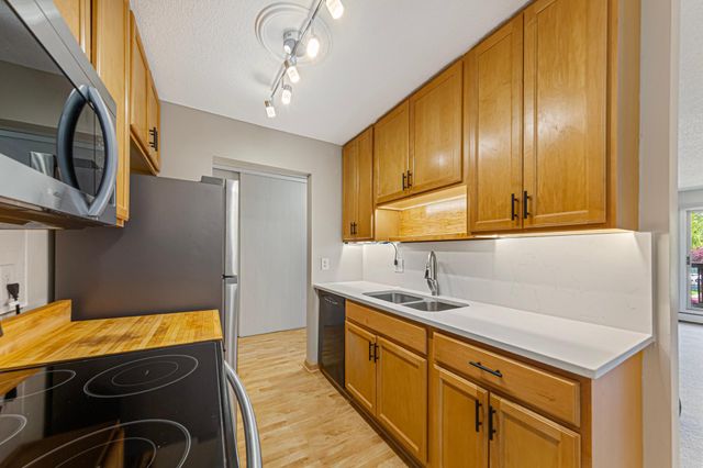 2005 E 122nd Street A11, Burnsville, MN 55337