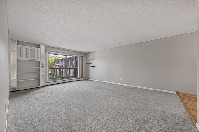 2005 E 122nd Street A11, Burnsville, MN 55337