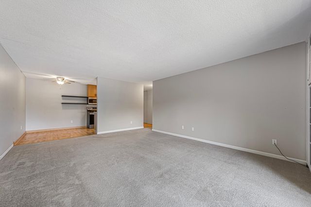 2005 E 122nd Street A11, Burnsville, MN 55337