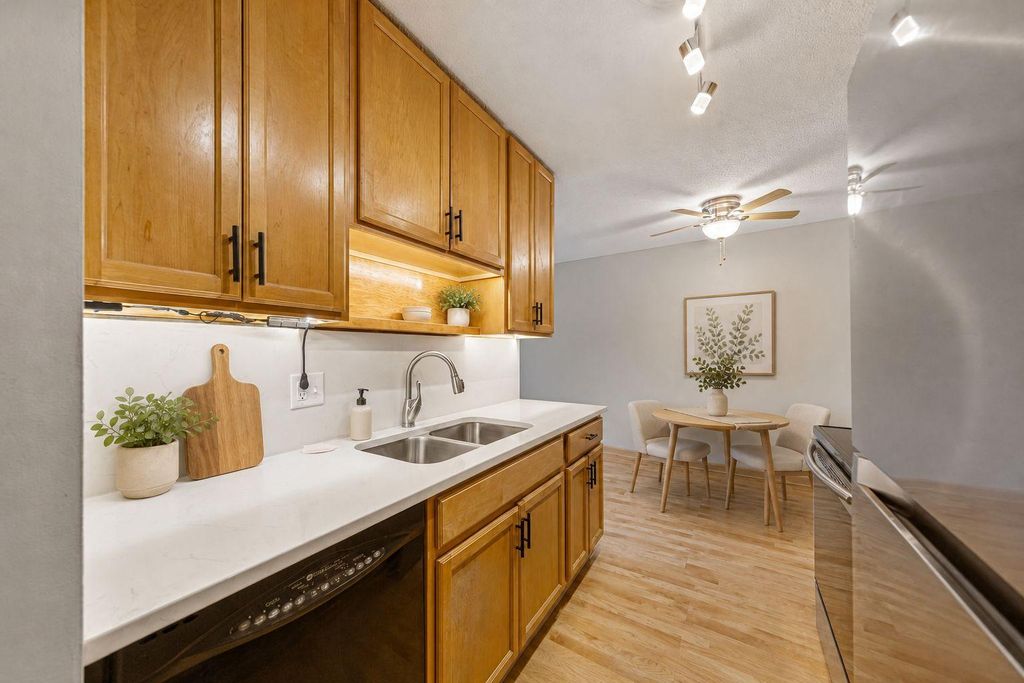 2005 E 122nd Street A11, Burnsville, MN 55337 — photo 2