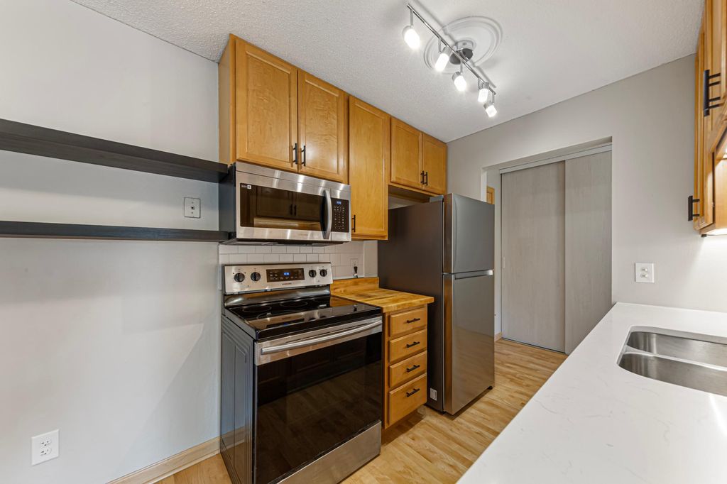 2005 E 122nd Street A11, Burnsville, MN 55337 — photo 4