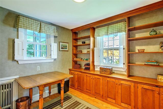 12 Harbour Terrace, Cranston, RI 02905